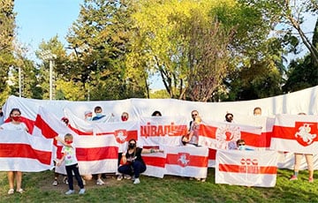Белорусы Тбилиси вышли на акцию в честь Дня национальных символов