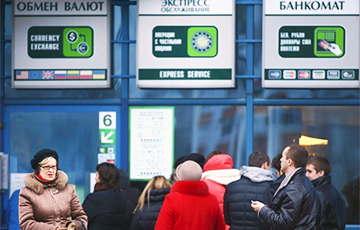 В белорусских обменниках срочно пересматривают курсы валют