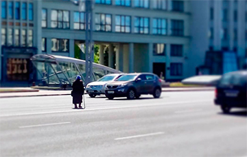 Фотофакт: Старушка перебегает восьмиполосный проспект в центре Минска