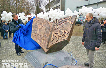 Фотофакт: В Бресте открыли памятник Брестской Библии 1563 года
