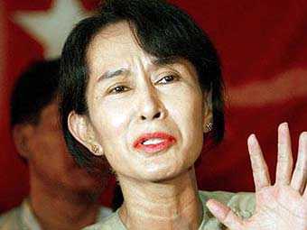 Лидера оппозиции Мьянмы судят за заплывшего к ней американца