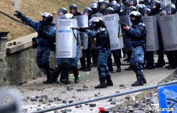 Разгон Майдана: двум экс-беркутовцам продлен арест