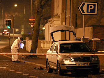 В Белфасте люди в масках подожгли полицейскую машину