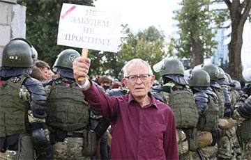 75-летний патологоанатом c плакатом «Не забудем, не простим»: Впервые побывал на митинге в 1988 году