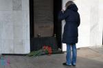 Минчане несут цветы к монументу в память жертв теракта