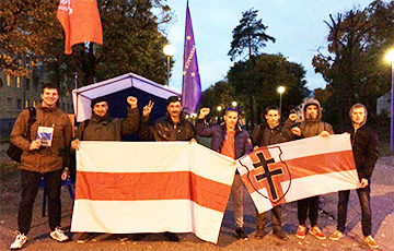 Активисты «Молодого фронта» и защитники Куропат пришли на пикет «Европейской Беларуси»