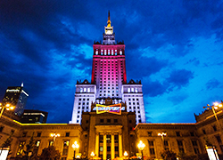 Самое высокое здание Варшавы стало бело-красно-белым