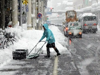 В Японии из-за снегопадов погибли более 100 человек
