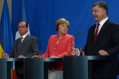Олланд и Меркель призвали Порошенко выполнять минские соглашения