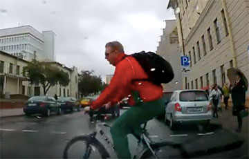 Видеофакт: В Минске велосипедист поехал на красный прямо под колеса автомобиля