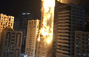Видеофакт: В ОАЭ пламя поглотило небоскреб высотой в 47 этажей