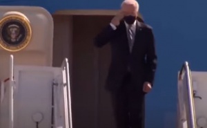Президент США Джо Байден упал на трапе самолета, всколыхнув всемирную Сеть