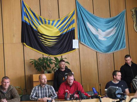 Террористы в Славянске показали прессе захваченных инспекторов ОБСЕ