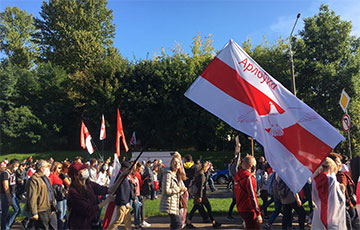 Минчане вышли на Марш справедливости с локальными флагами