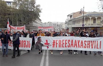 В поддержку Саакашвили в столице Грузии собралась рекордная демонстрация
