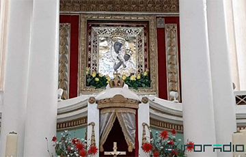 В Будславский костел вернули алтарь и чудотворную икону
