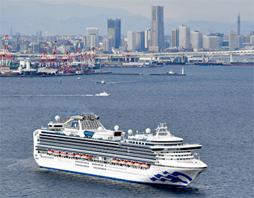 В Японии круизный лайнер с тысячами пассажиров поместили на карантин из-за коронавируса