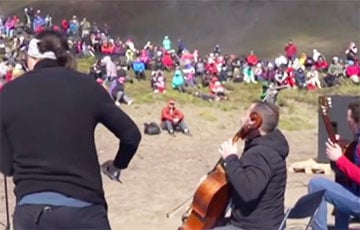 На Камчатке сыграли концерт классической музыки в котловине действующего вулкана