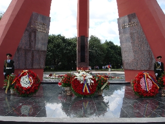 Белорусские дипломаты возложили цветы к мемориальному комплексу "Вечность" в Кишиневе