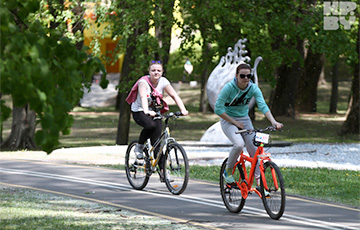 В парке Горького запретили кататься на велосипеде вне велодорожки