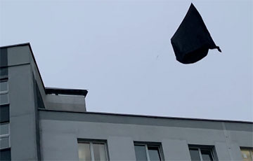 Жители ЖК «Каскад вывесили черный флаг в память о жертвах режима Лукашенко