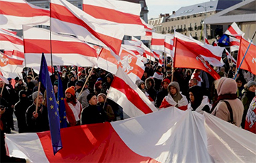 «Голос Америки»: Из тысяч человек на чествовании Калиновского в Вильнюсе большинство были белорусами