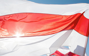 На МКАД в направлении Дроздов появились огромные бело-красно-белые флаги с надписью «Уходи!»