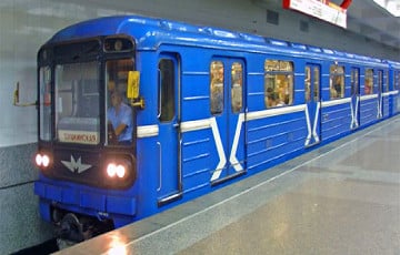 В Минске сняли на видео мужчину, который распивал алкоголь прямо в вагоне метро и на перроне
