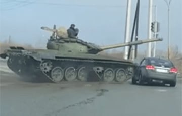 В РФ танк протаранил пытавшуюся проехать на красный машину