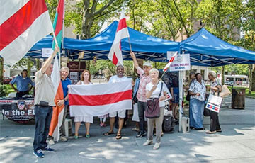 Фотофакт: Белорусы в День дружбы вышли на улицы Нью-Йорка с бело-красно-белыми флагами