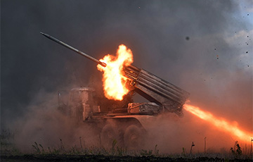 Украинские защитники атакуют московитские позиции из РСЗО БМ-21 «Град»