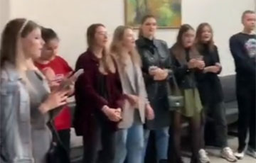 Студенты Института бизнеса БГУ поют гимн революции