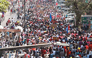 «Долой диктатуру»: сотни тысяч жителей Мьянмы вышли на протест