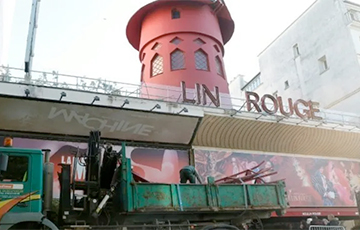 В Париже упали лопасти знаменитой ветряной мельницы кабаре Мулен Руж