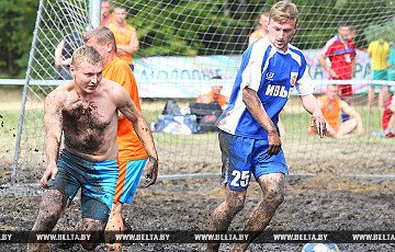 В Беларуси собираются развивать болотный футбол