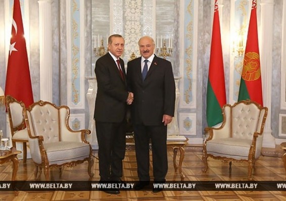 Лукашенко поздравил Эрдогана с успешным проведением референдума