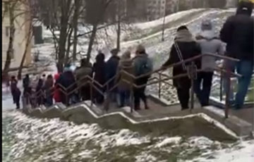 Видеофакт: Возле Пушкинской встретились две колонны протестующих