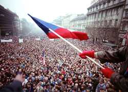 Как рушатся диктатуры: 20 лет «бархатной» революции в Чехословакии (Фото, видео)