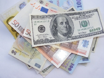 Объем продаж населением иностранной валюты в Беларуси растет