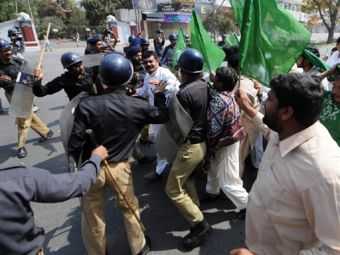 Акцию протеста в Пакистане разогнали слезоточивым газом