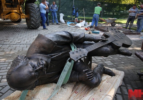 17 августа в сквере за филармонией будет установлен памятник Владимиру Мулявину