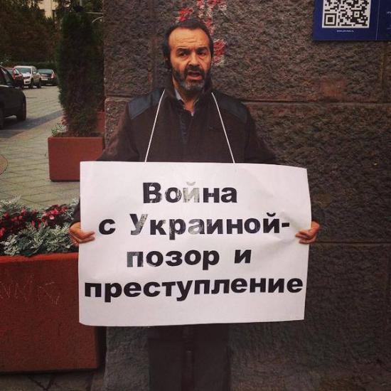 Виктор Шендерович вышел на одиночный пикет против войны с Украиной
