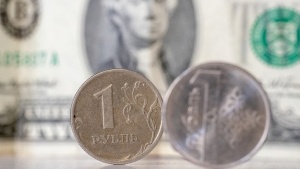 На первых торгах недели валютная корзина выросла в цене