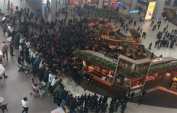 Застрявшие в аэропорту Стамбула пассажиры устроили демонстрацию