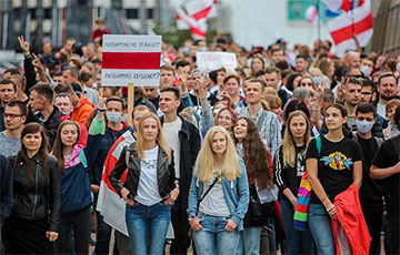 Как протестующие в Беларуси обставляют силовиков