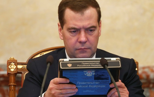 Почему Медведев везде спит?