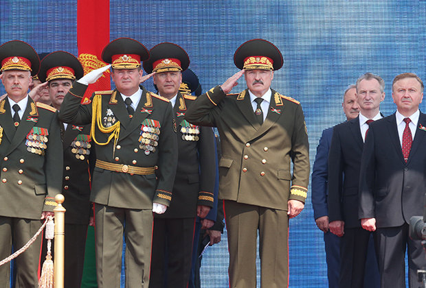 Почему Николай Лукашенко не смотрел парад рядом с отцом?