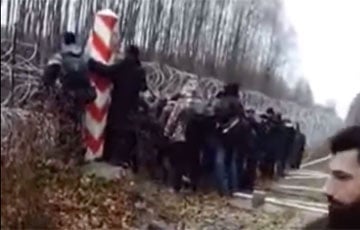 Мигранты с белорусской стороны снова начали штурмовать границу Польши