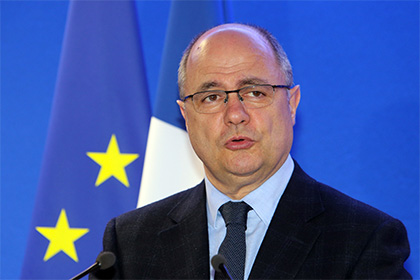 Глава МВД Франции подал в отставку из-за скандала с трудоустройством дочерей