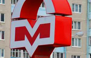 Фотофакт: Модем для бесконтактной оплаты в Минском метро прикрепили скотчем